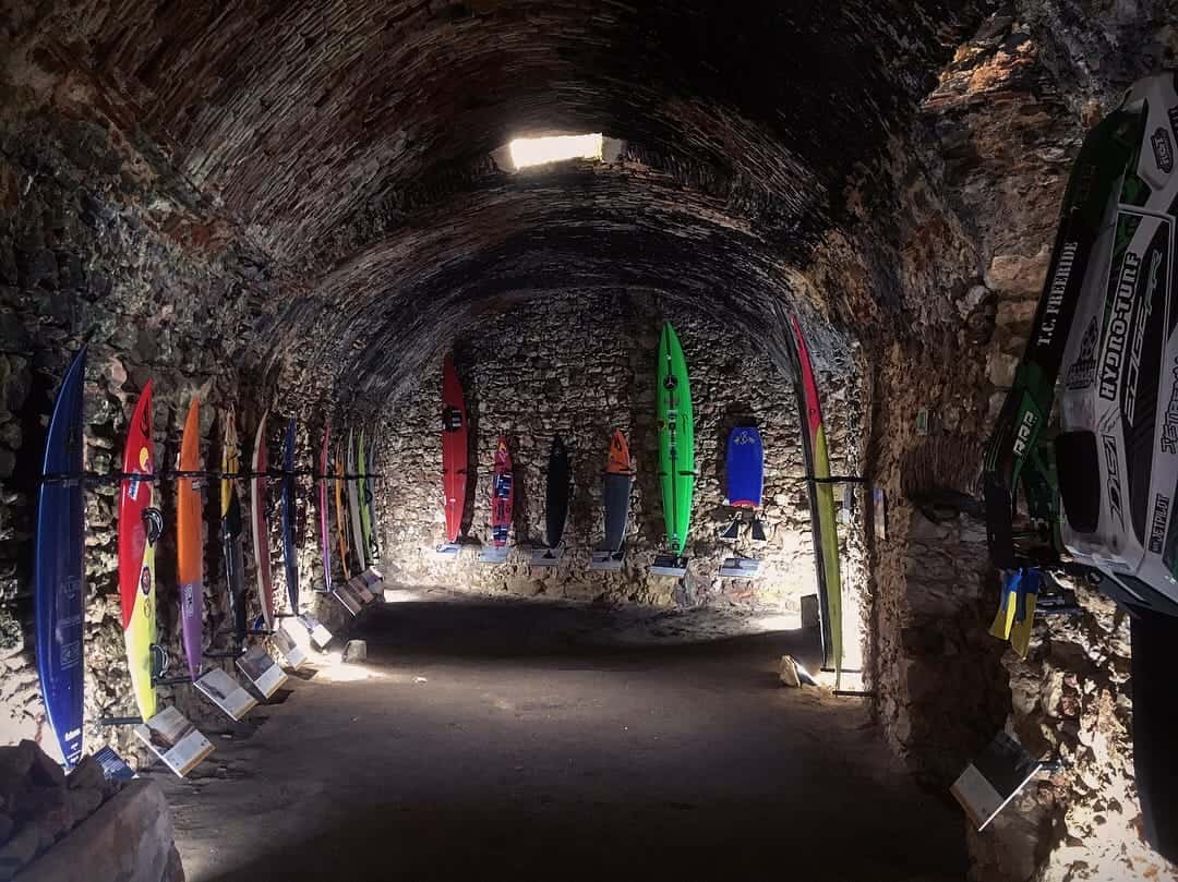 Sala de exposição Surfer Wall com pranchas de surf