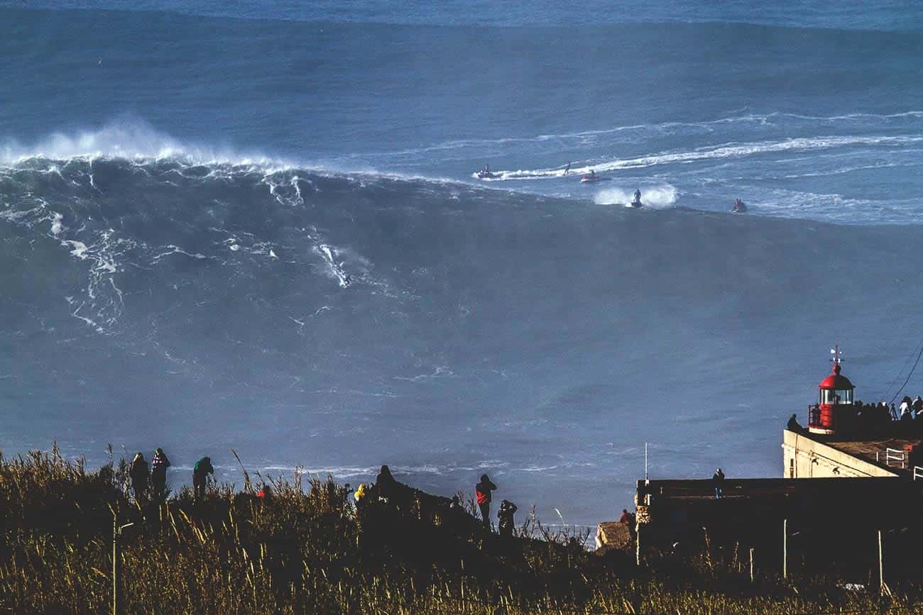 Surfista numa onda gigante na Praia do Norte