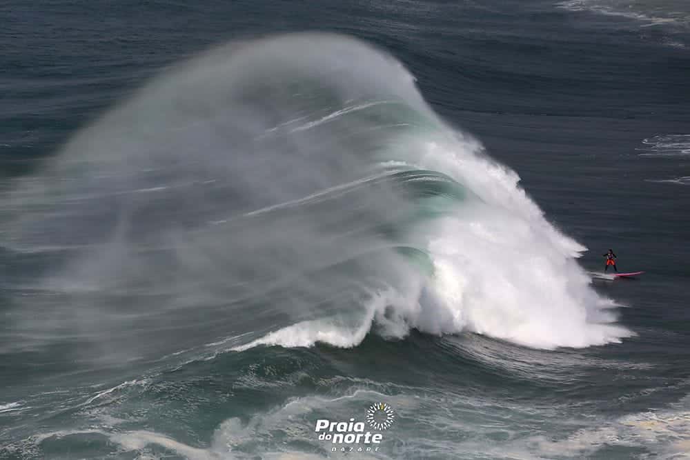 Big Riders Mundiais aproveitam primeiro grande swell de outono na Praia do Norte