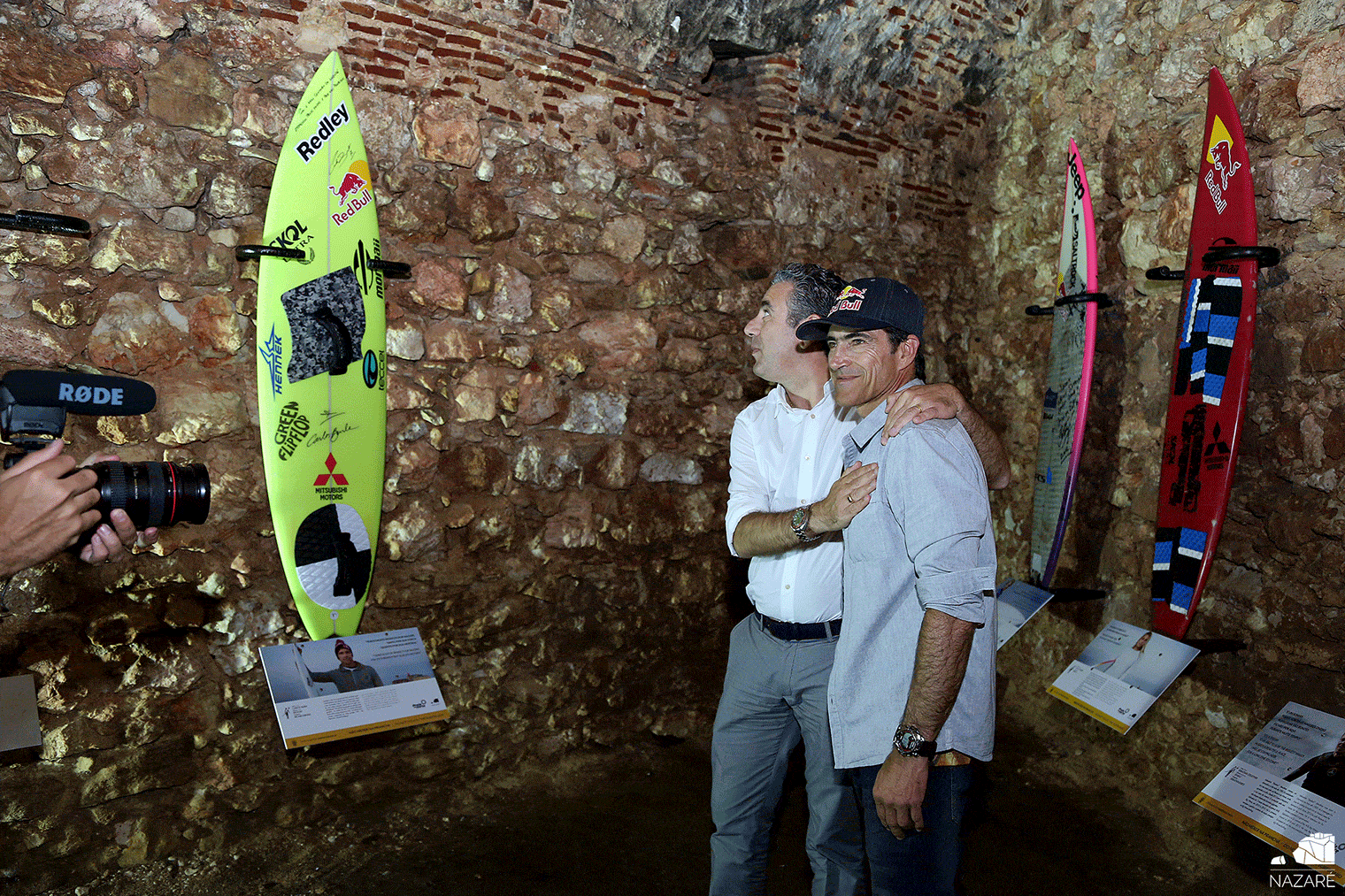 Carlos Burle marca presença na surferwall com uma das suas pranchas de surf