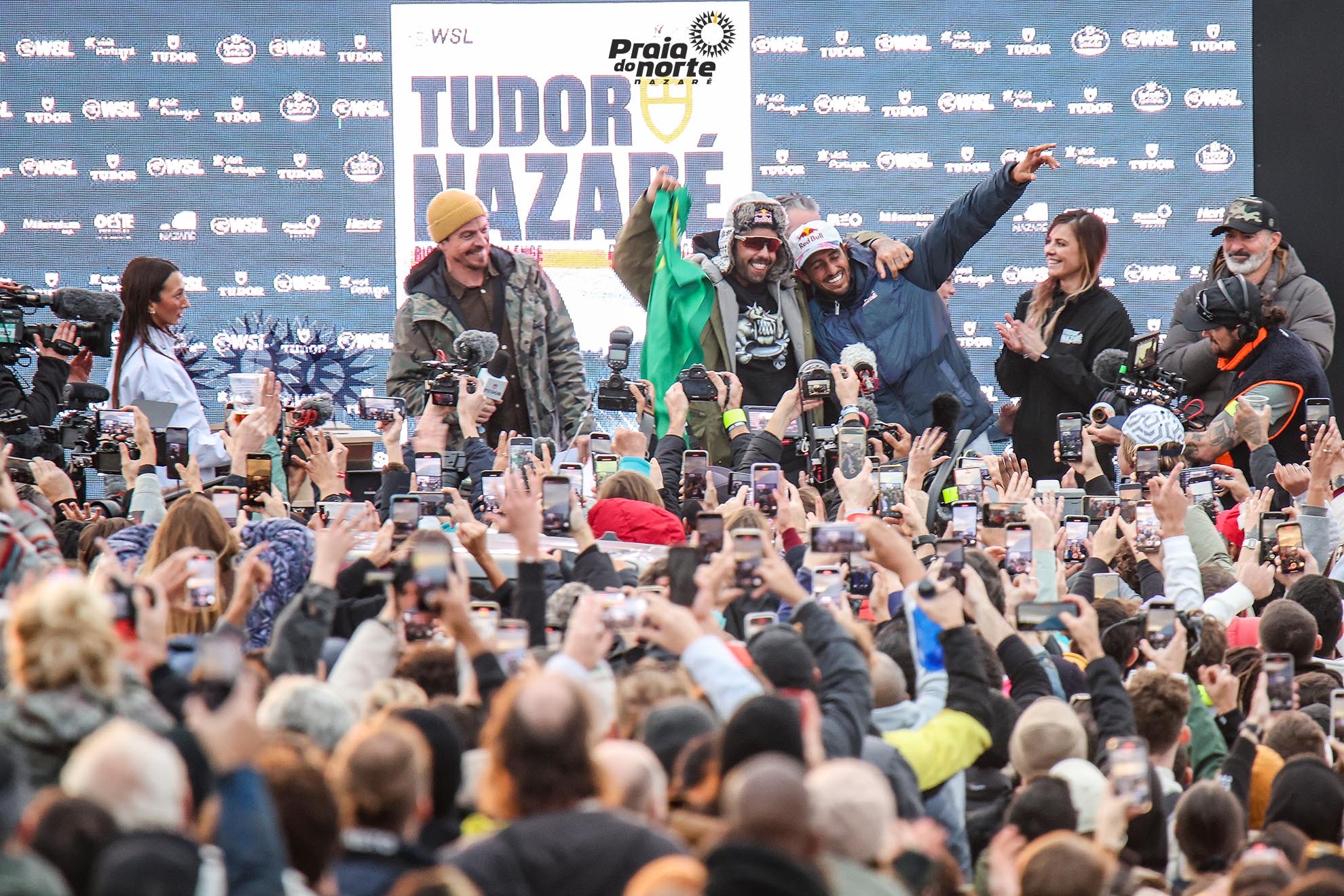 Lucas Chumbo e Pedro Scooby vencem Nazaré Big Wave Challenge