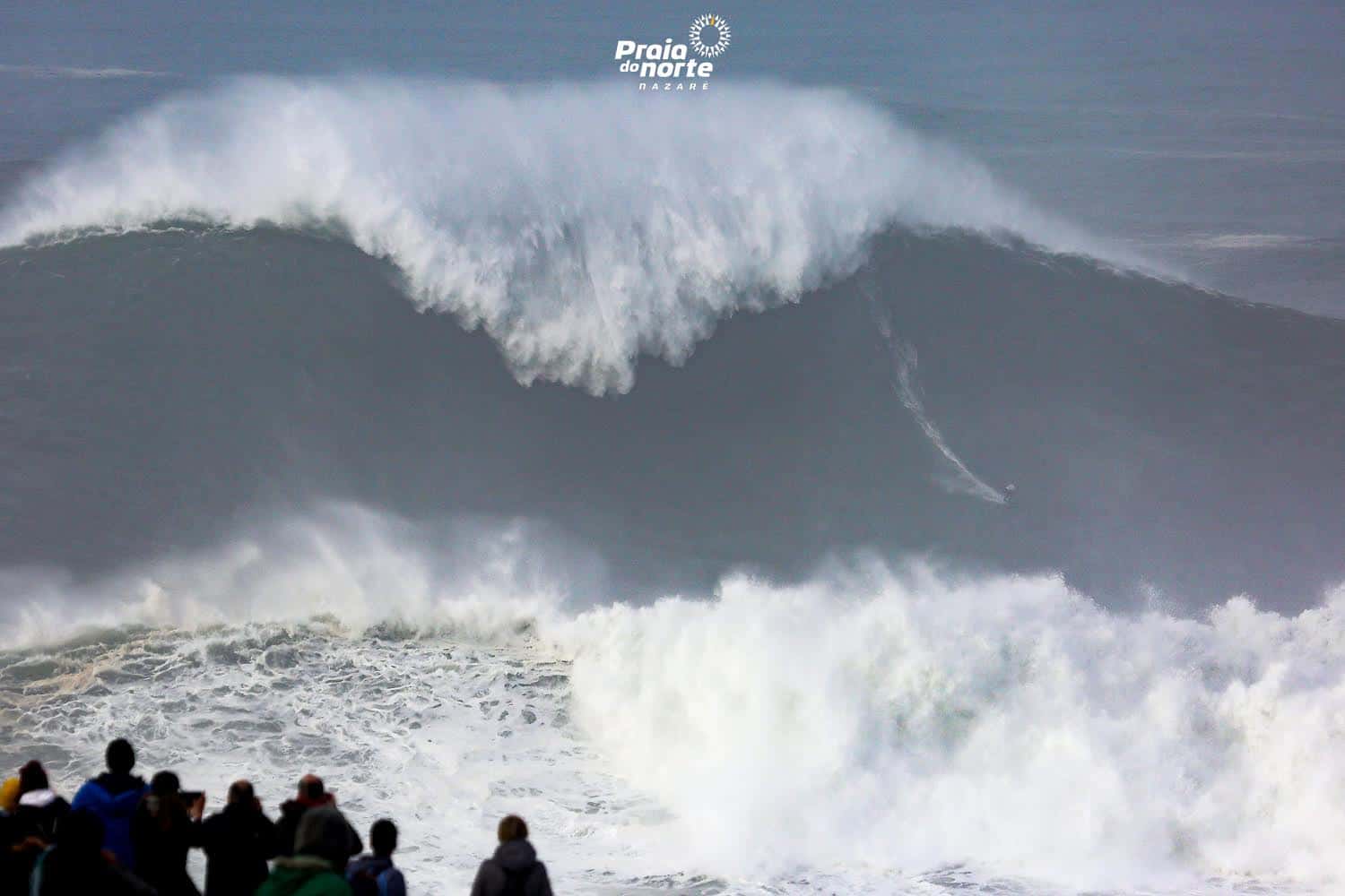 Maya Gabeira bate novo recorde mundial na Nazaré