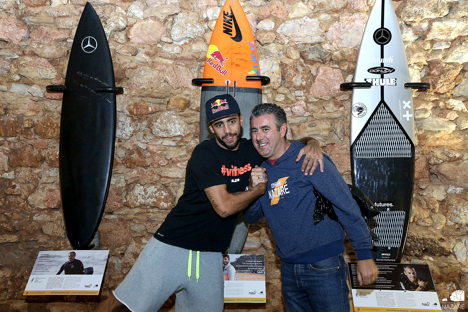 Prancha de Scooby no mural dedicado aos big wave riders da Praia do Norte