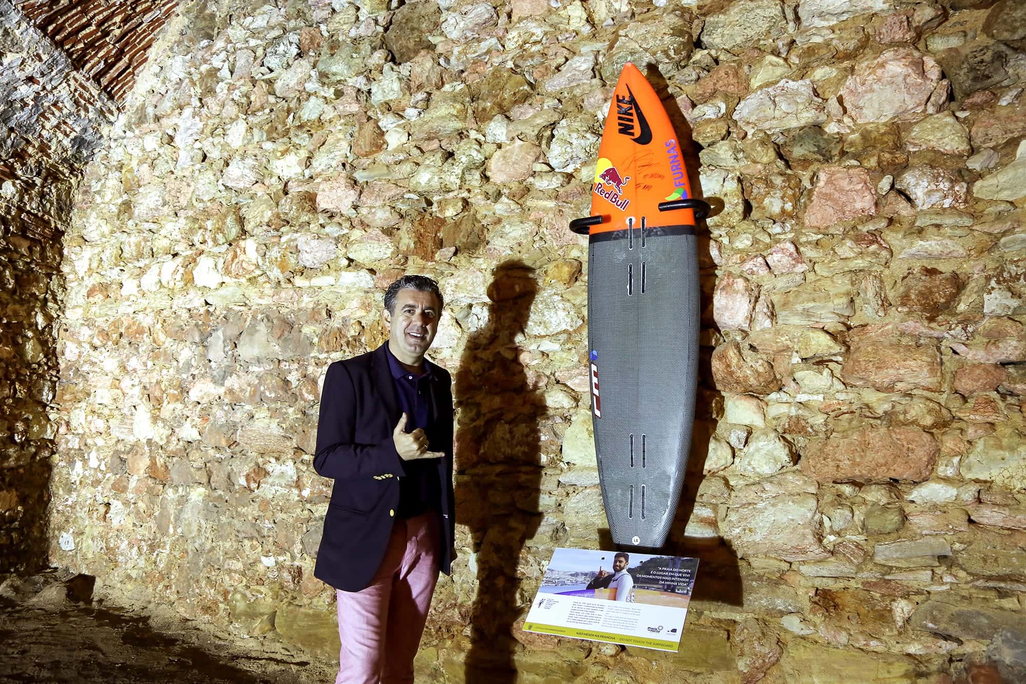 Surfer Wall no Forte da Nazaré reúne pranchas de grandes surfistas