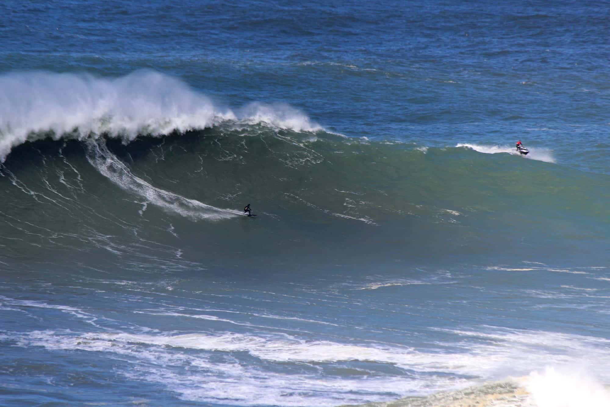 Swell fora de época traz surfistas à Praia do Norte